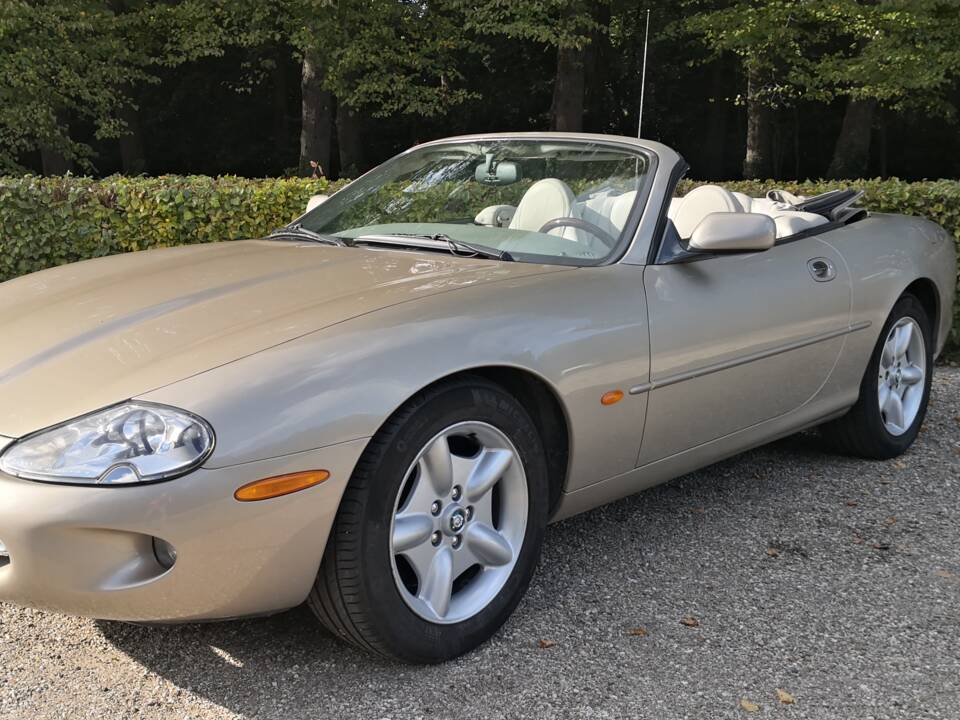 Image 3/36 of Jaguar XK8 4.0 (1998)