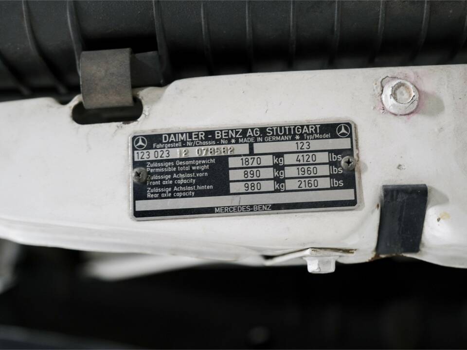 Imagen 22/27 de Mercedes-Benz 230 (1977)