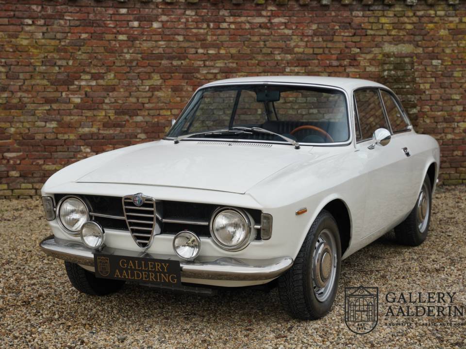 Image 28/50 of Alfa Romeo Giulia GT 1300 Junior (1970)