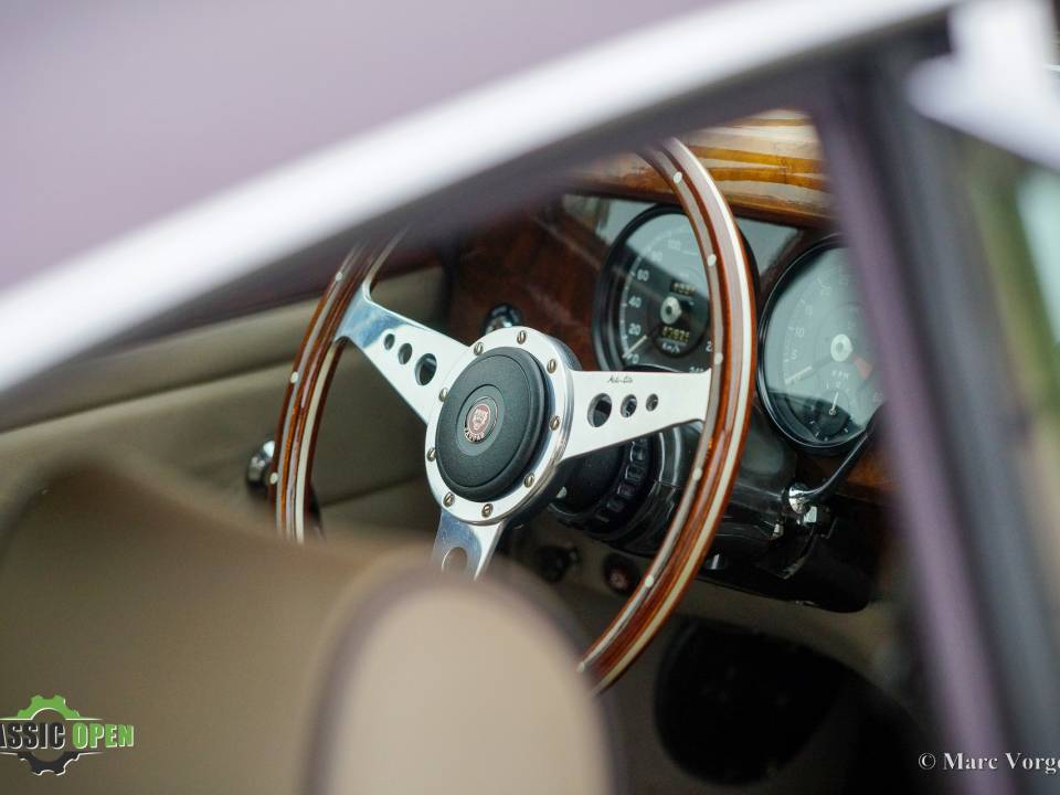 Image 13/38 de Jaguar Mk II 3.8 (1961)