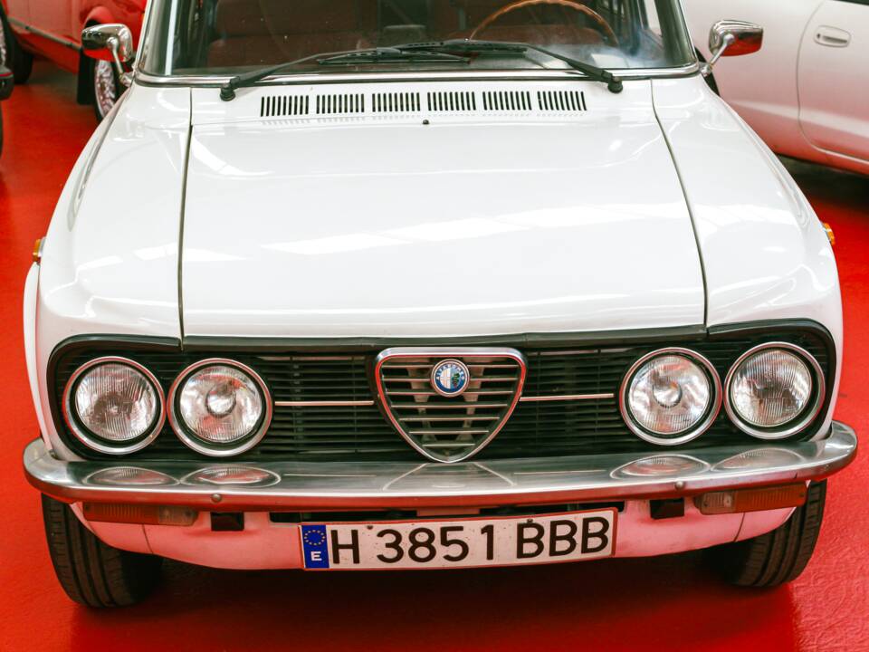 Bild 4/34 von Alfa Romeo Giulia Nuova Super 1600 (1979)