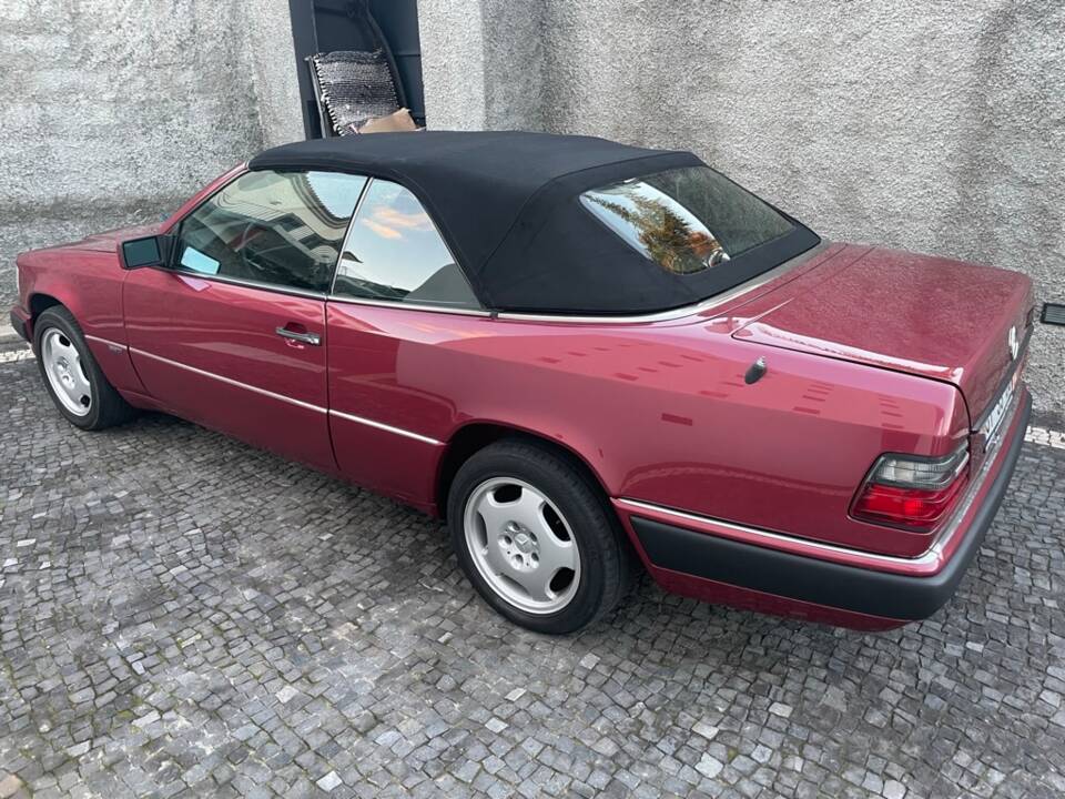 Immagine 4/6 di Mercedes-Benz E 200 (1994)