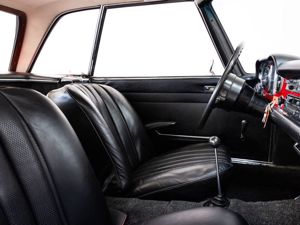 Image 17/30 of Mercedes-Benz 280 SL (1968)