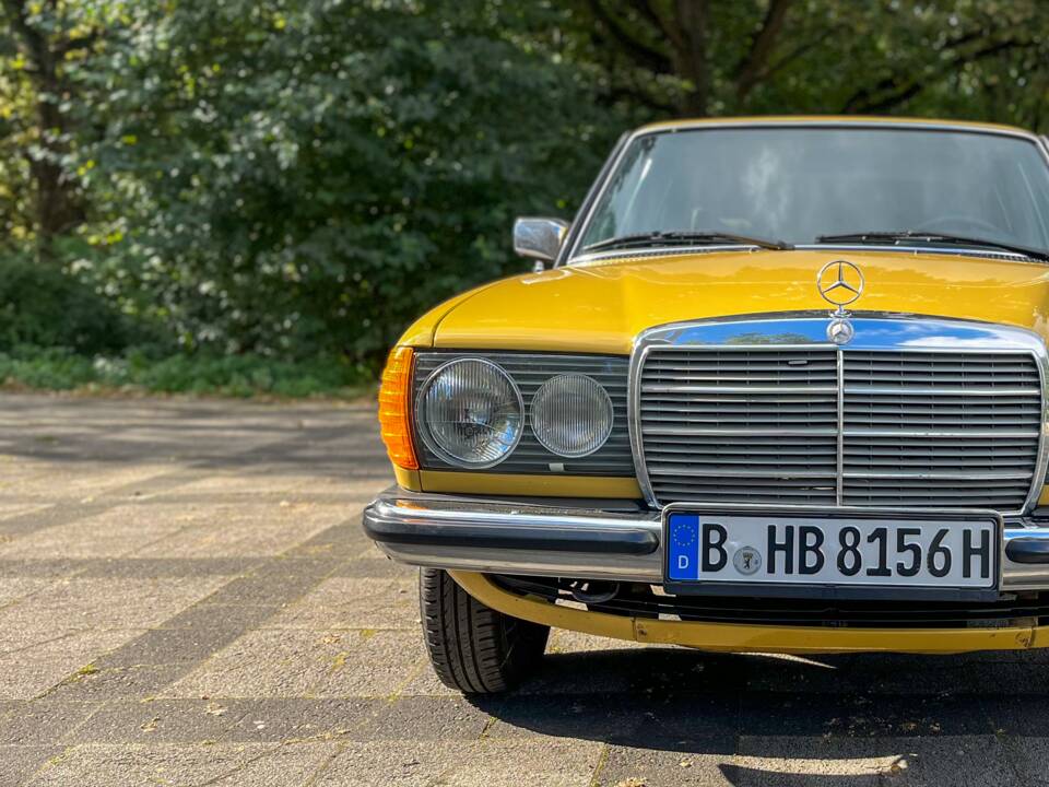 Image 20/139 of Mercedes-Benz 240 D (1978)