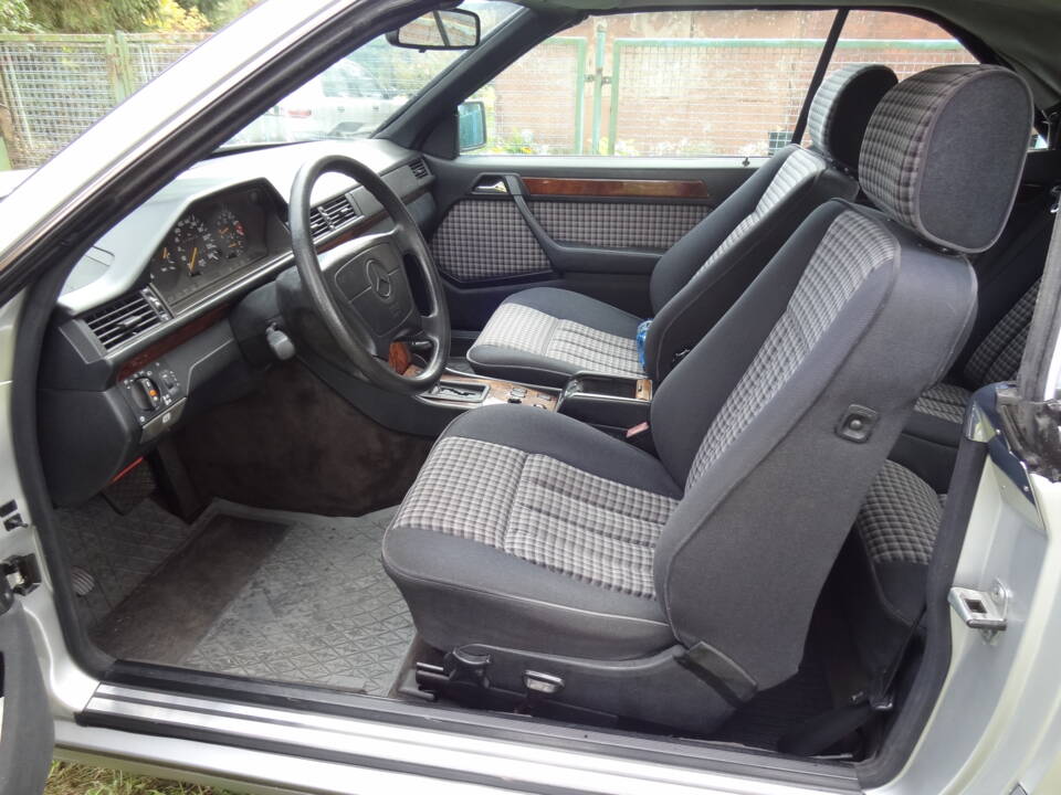 Image 4/5 of Mercedes-Benz E 200 Diesel (1994)