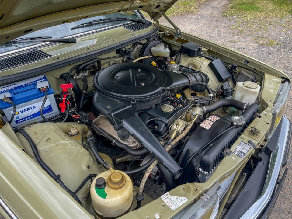 Image 32/34 of Mercedes-Benz 200 T (1983)