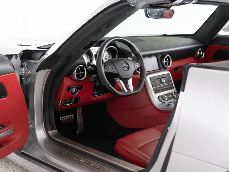 Image 27/48 of Mercedes-Benz SLS AMG Roadster (2012)