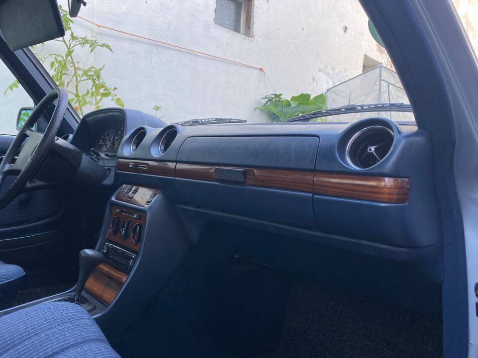 Image 16/26 of Mercedes-Benz 280 E (1982)
