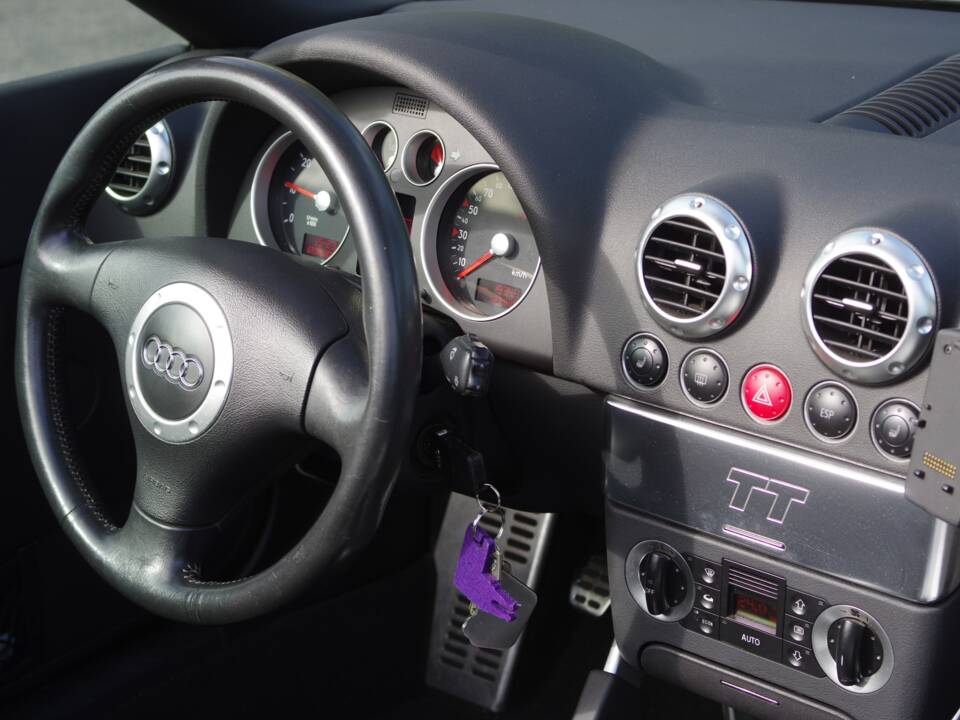 Image 18/20 de Audi TT 3.2 quattro (2004)