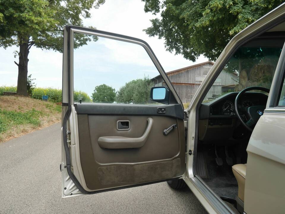 Image 19/42 of BMW 528i (1900)