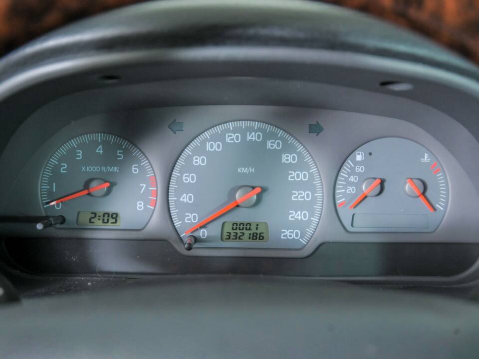 Image 17/29 of Volvo V40 2.0 16V (1999)