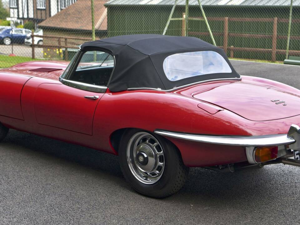 Image 14/49 de Jaguar E-Type (1970)