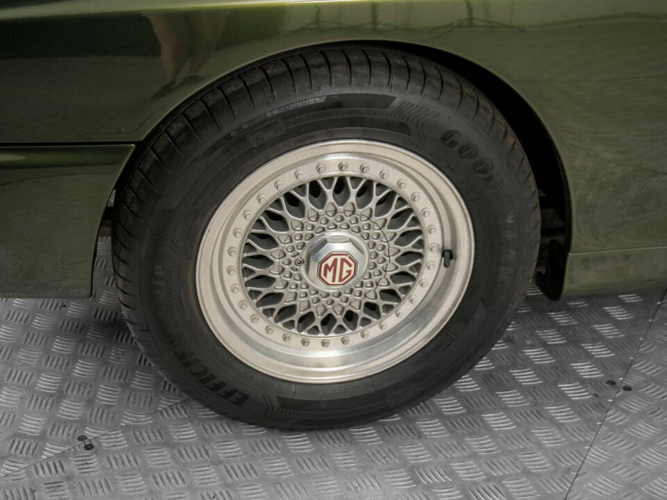 Image 35/50 of MG RV8 (1994)
