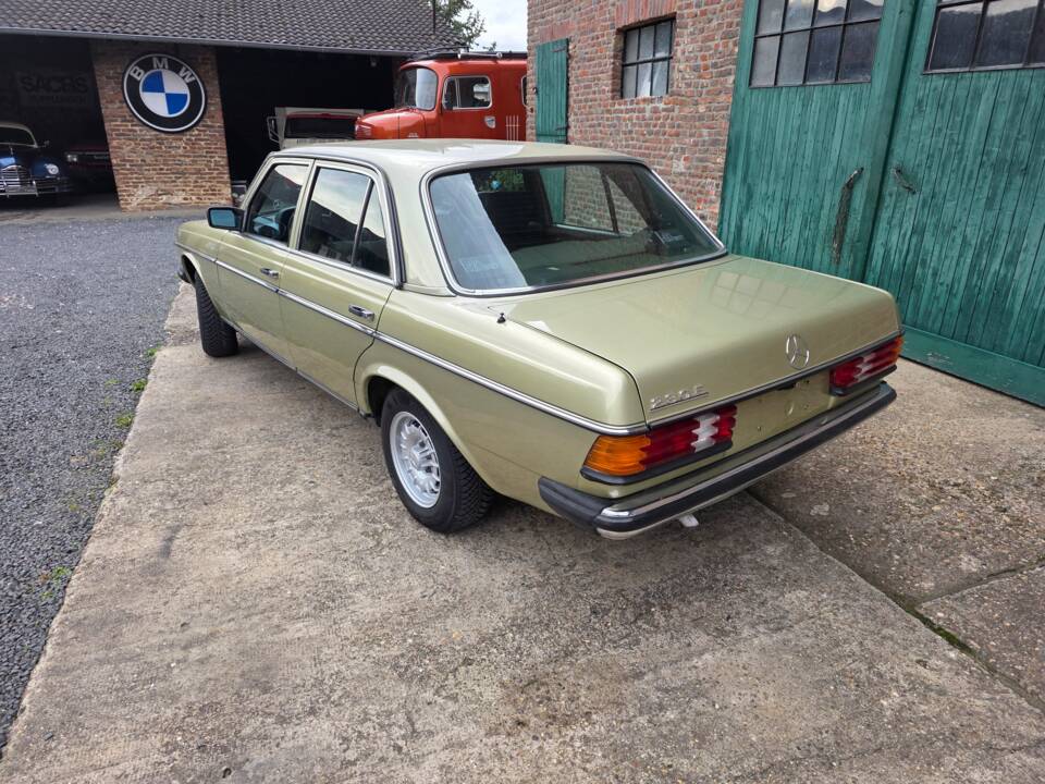 Image 13/73 of Mercedes-Benz 230 E (1985)