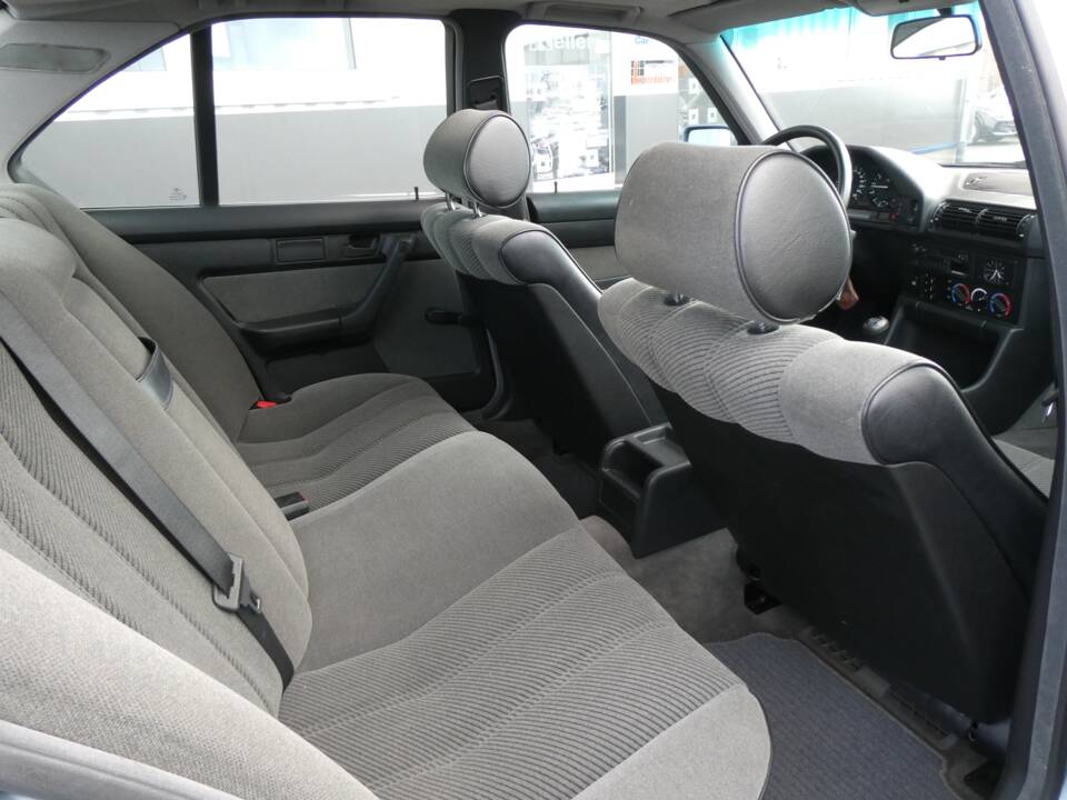 Image 11/16 of BMW 525i (1990)