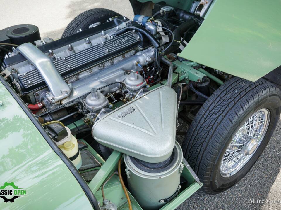 Image 16/60 de Jaguar E-Type (1969)