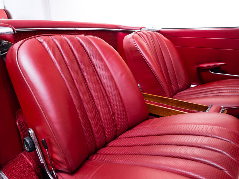 Image 19/29 de Mercedes-Benz 230 SL (1964)