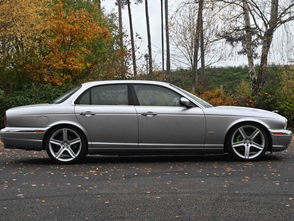 Image 2/50 of Jaguar XJ 8 4.2 (2006)