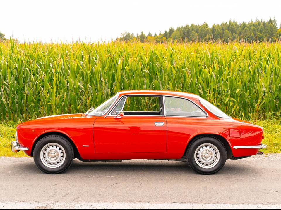 Image 8/53 of Alfa Romeo 2000 GT Veloce (1975)
