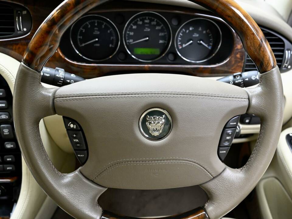 Image 27/50 of Jaguar XJ 8 4.2 (2006)
