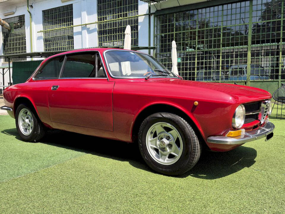 Image 7/50 de Alfa Romeo Giulia GT 1300 Junior (1971)