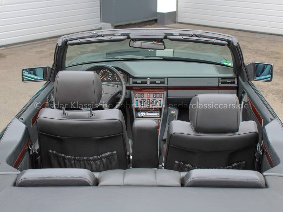 Image 22/33 of Mercedes-Benz E 200 (1994)