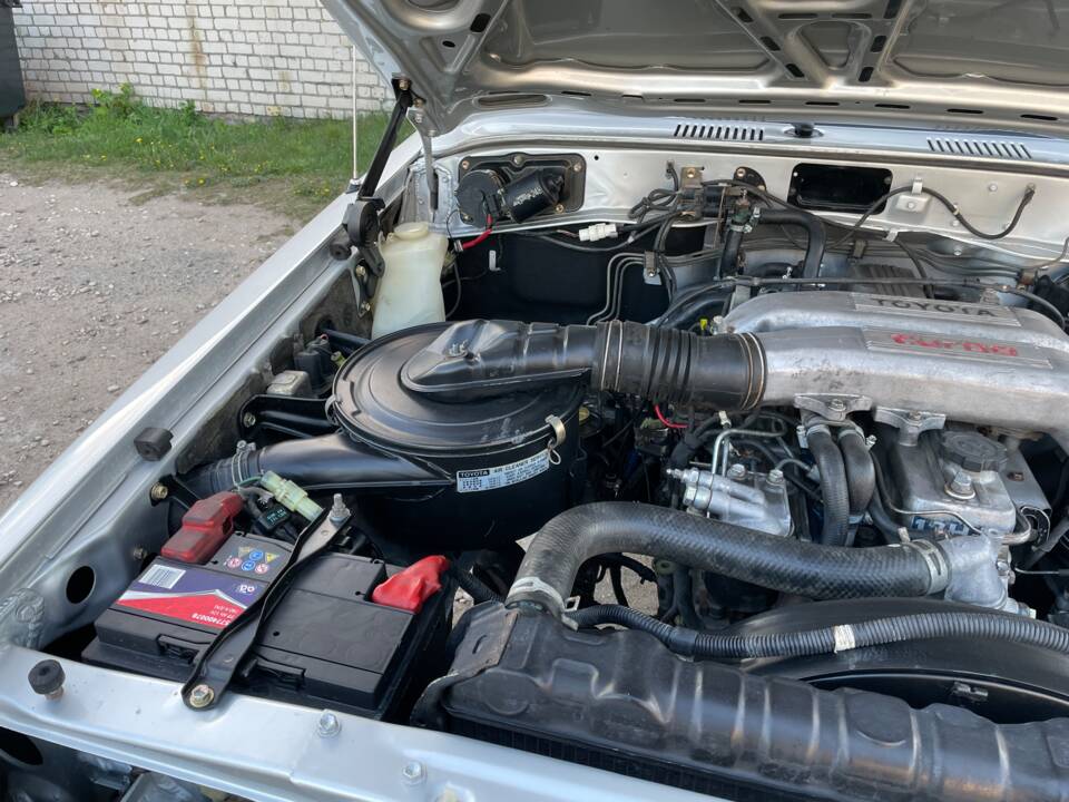 Image 97/100 of Toyota Land Cruiser HJ61 GX (1987)