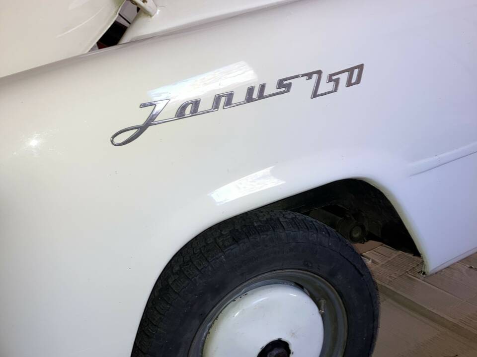 Rad vorne links, Janus-Schriftzug