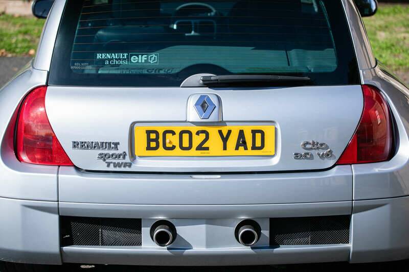 Image 17/40 of Renault Clio II V6 (2002)