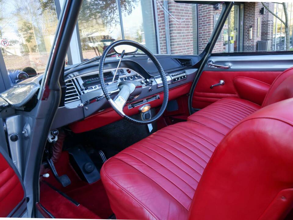 Image 44/50 of Citroën DS 21 Chapron (1963)