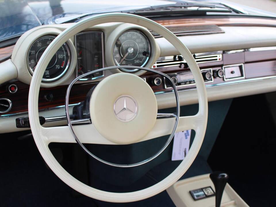 Image 15/27 de Mercedes-Benz 280 SE 3,5 (1971)