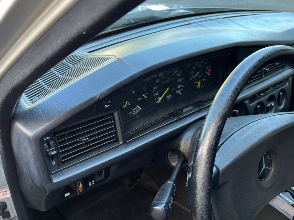 Image 20/89 de Mercedes-Benz 190 E 2.6 (1988)