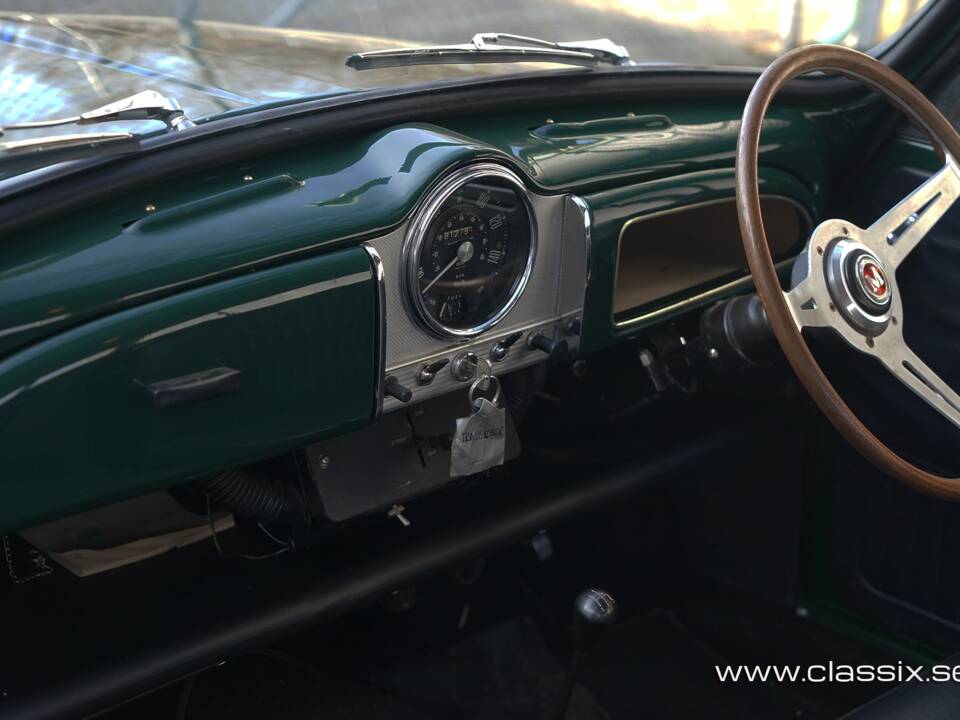 Image 10/17 of Morris Minor 1000 Traveller (1971)