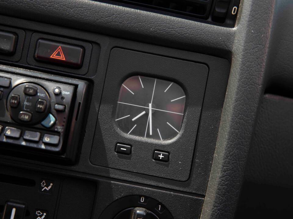 Image 56/70 of BMW 320i (1990)