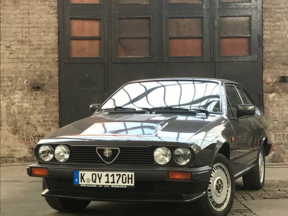 Bild 2/12 von Alfa Romeo GTV 6 2.5 (1986)