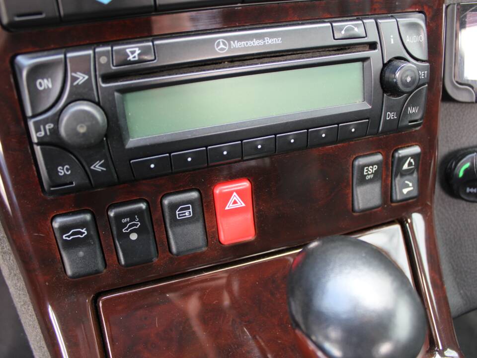 Image 40/50 of Mercedes-Benz SL 320 (2001)