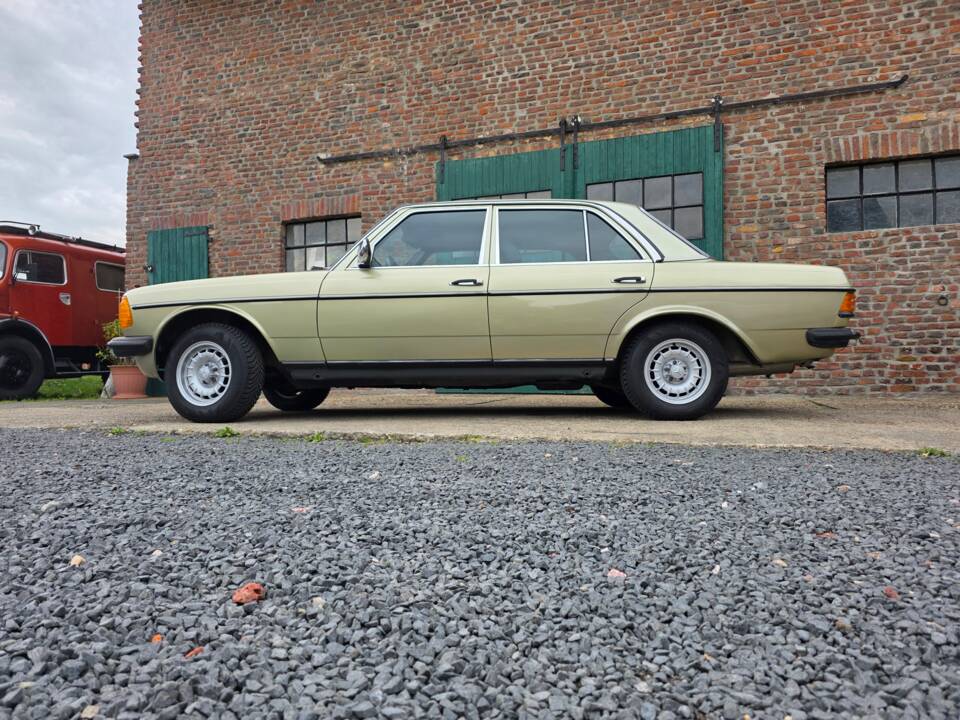 Image 12/73 of Mercedes-Benz 230 E (1985)