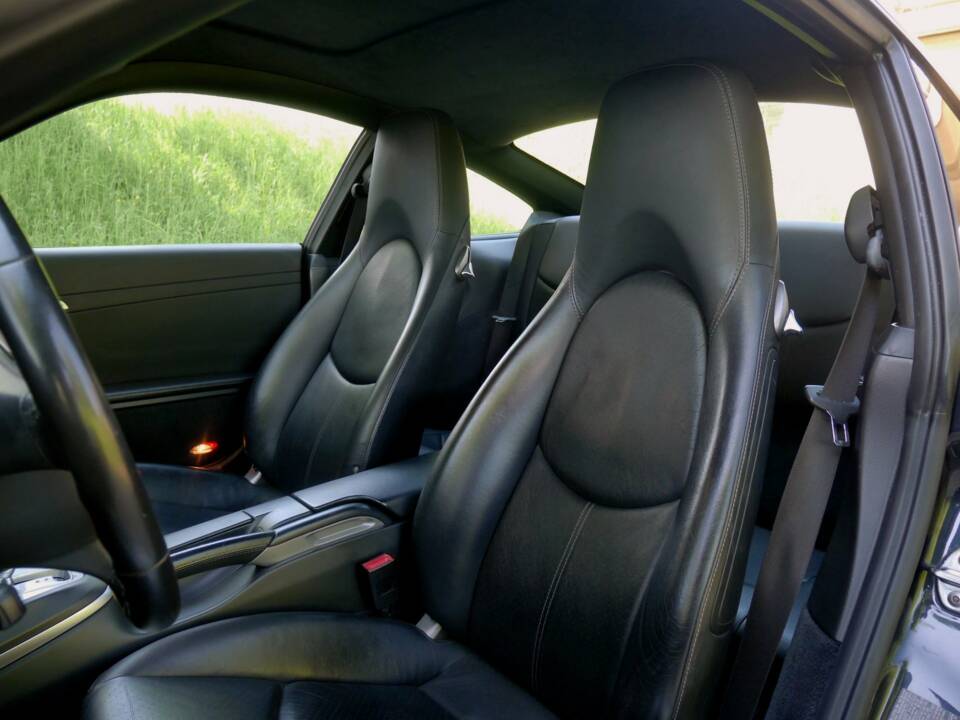 Image 16/33 of Porsche 911 Carrera S (2005)