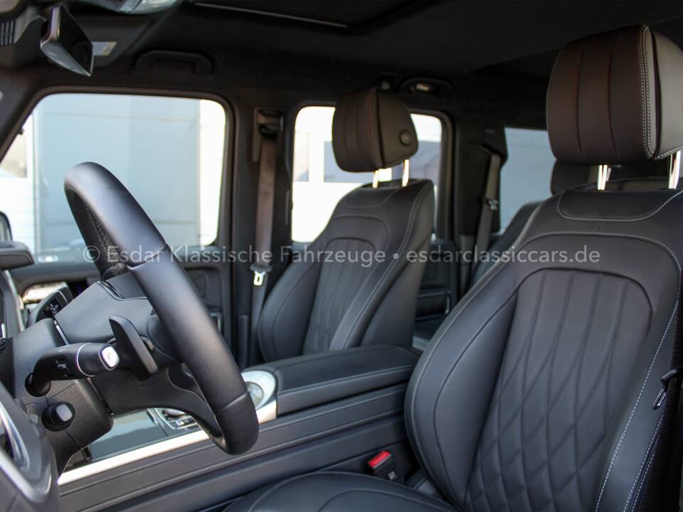 Image 14/32 of Mercedes-Benz G 500 (LWB) (2023)