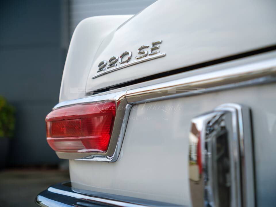 Image 12/24 de Mercedes-Benz 220 SE b (1963)