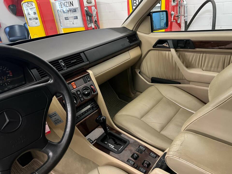 Bild 10/19 von Mercedes-Benz 320 CE (1992)