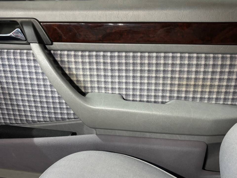 Bild 20/20 von Mercedes-Benz E 200 (1996)