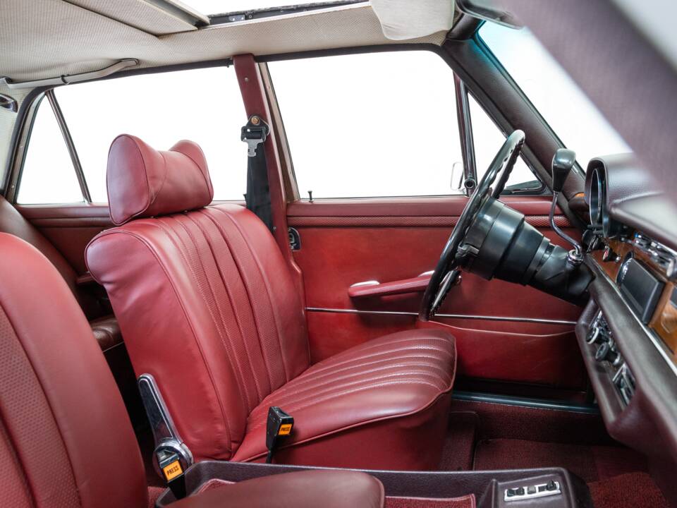Image 21/27 of Mercedes-Benz 280 SEL 4,5 (1972)