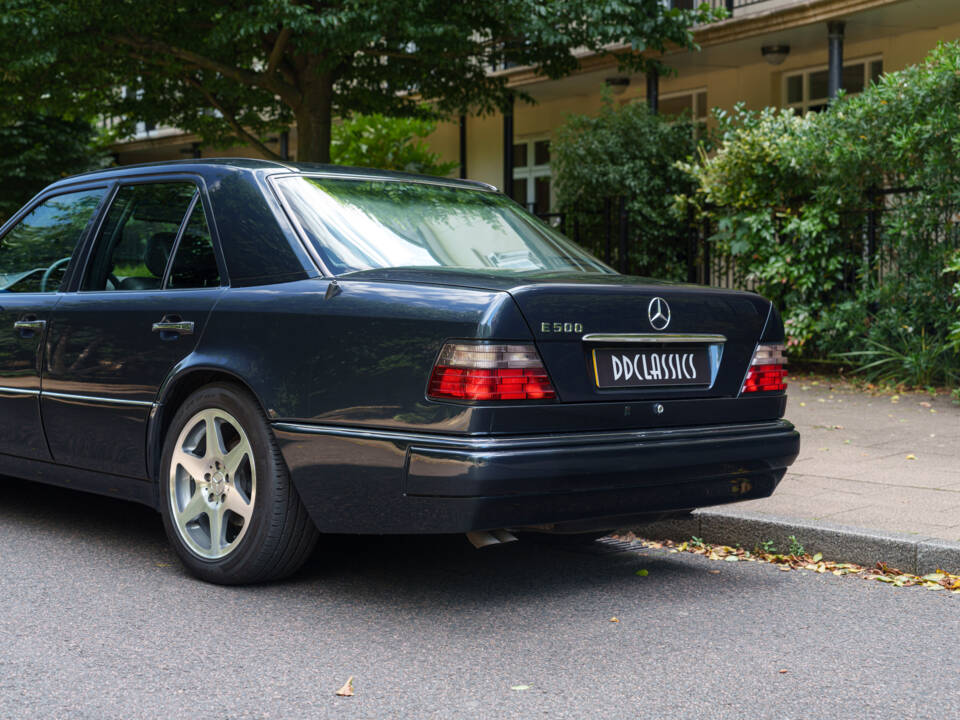 Imagen 11/27 de Mercedes-Benz E 500 Limited (1994)