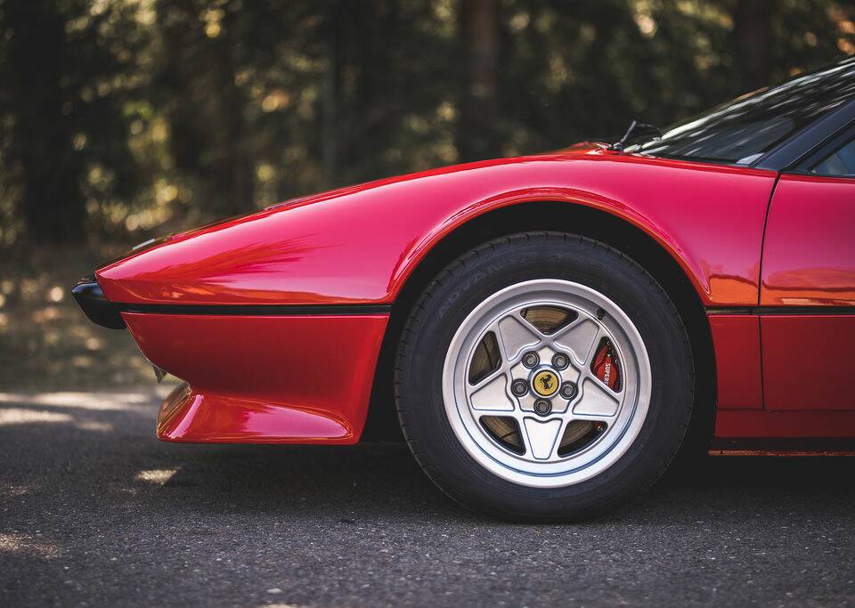 Image 6/8 of Ferrari 308 GTBi Quattrovalvole (1985)