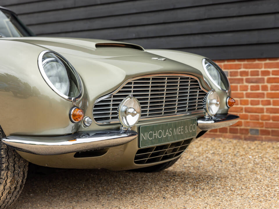 Immagine 26/57 di Aston Martin DB 6 Volante (1969)
