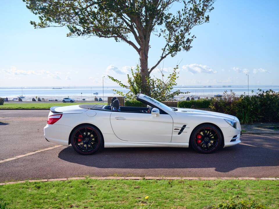 Immagine 18/50 di Mercedes-Benz SL 400 (2015)