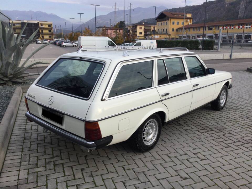 Immagine 32/39 di Mercedes-Benz 240 TD (1983)