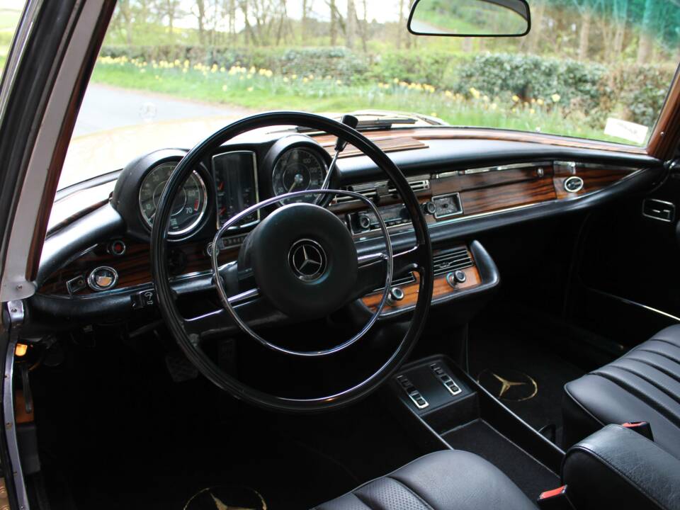Image 8/16 of Mercedes-Benz 280 SE 3,5 (1971)