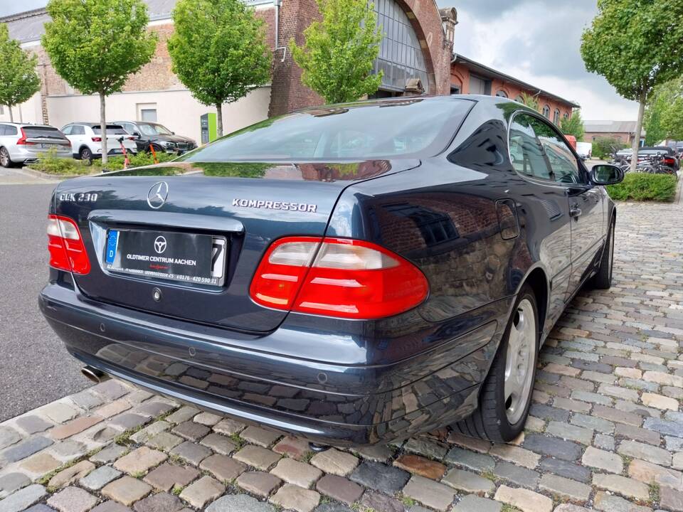 Afbeelding 4/32 van Mercedes-Benz CLK 230 Kompressor (2001)